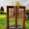 O dobro contemporâneo L água de aço do jardim de Corten caracteriza a cortina da chuva